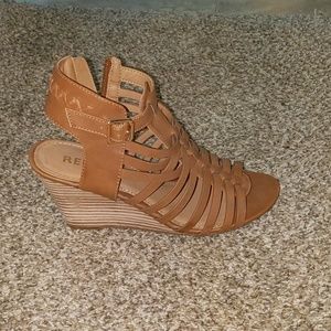 Report tan wedges 7.5